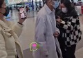 于和伟机场现身被粉丝围堵，姿势和打扮被吐槽像老人