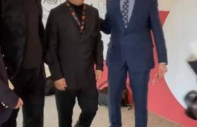 黄渤逗趣问费翔多高，想溜被拉回来合影缩略图