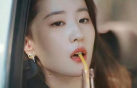 刘亦菲和彭冠英的电梯热吻火了，热搜上全是他们，亲得超猛，动作超甜！缩略图