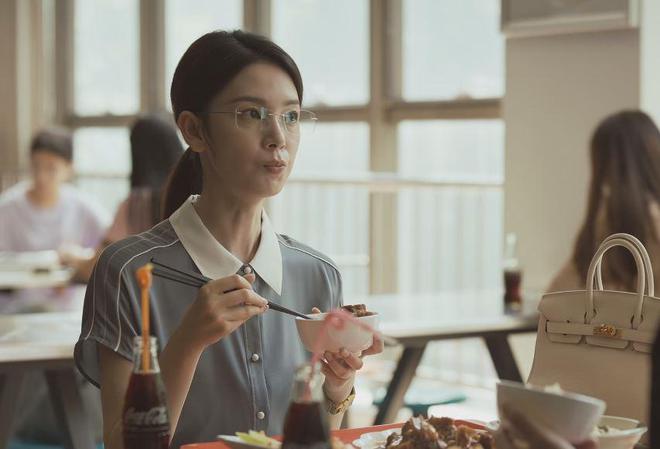 玫瑰里的故事：朱珠美得妖娆，万茜酷到不行，陈瑶文静如水，刘亦菲美到让人心动插图1