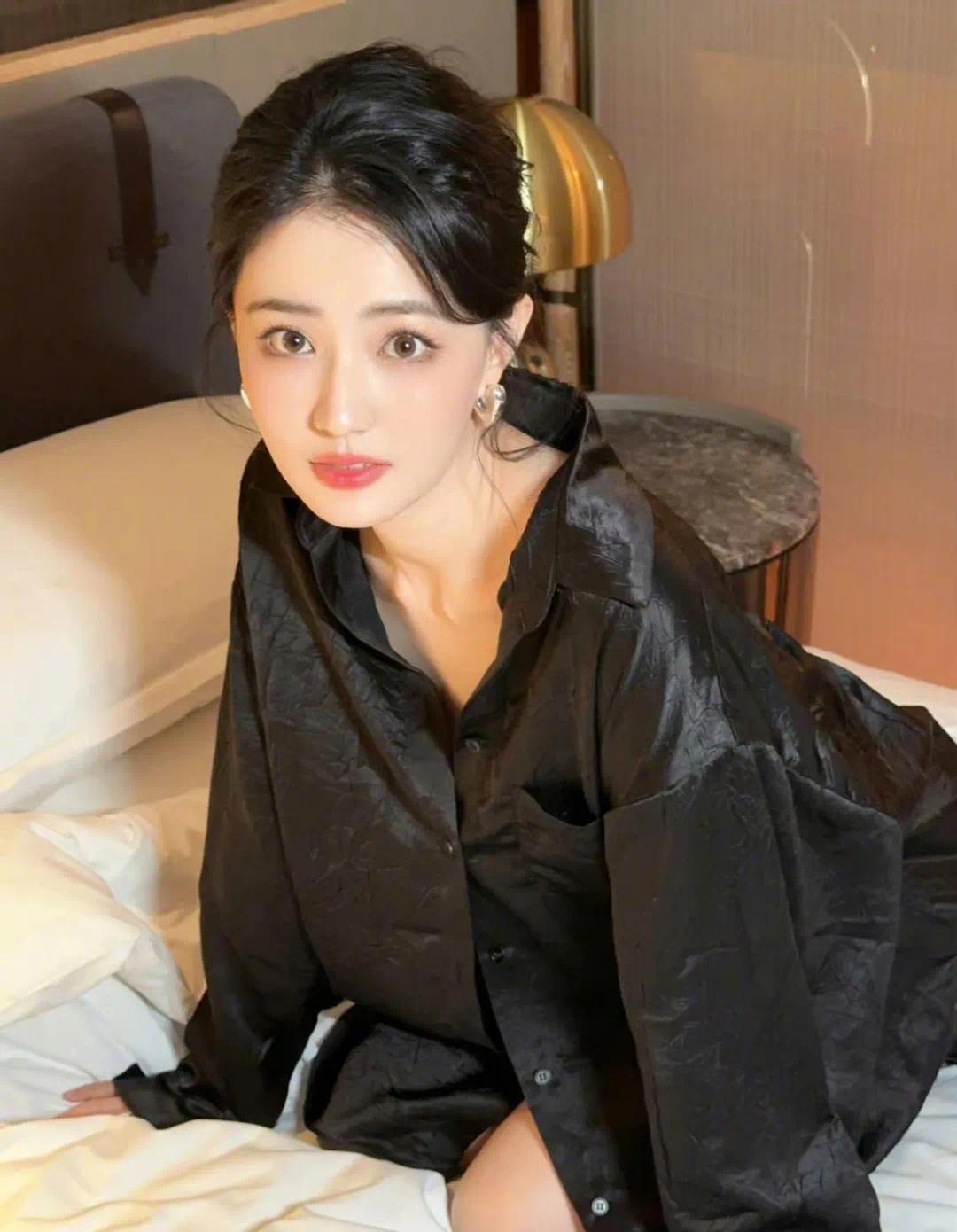 徐璐床上照片，第一眼真惊了，裤子哪儿去了？插图