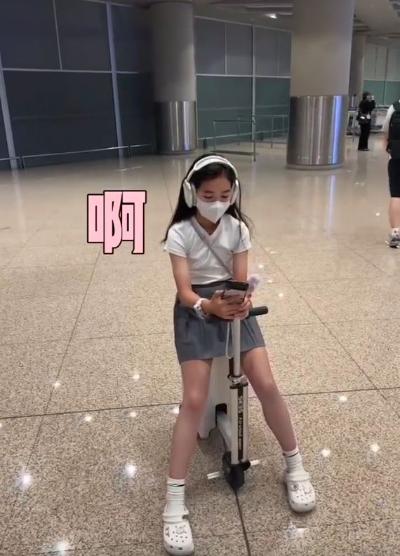 聂远全家香港游，岳母亮相超年轻，俩宝贝女儿美得像妈咪！插图1