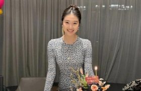 大女儿16岁生日,一家四口聚餐,马伊琍喝得满脸通红缩略图 大女儿16岁生日,一家四口聚餐,马伊琍喝得满脸通红缩略图
